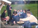 während Roster und Steaks auf dem Grill brutzeln, wird gequatscht während Roster und Steaks auf dem Grill brutzeln, wird gequatscht