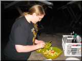 Tok bedient sich am Obstsalat Tok bedient sich am Obstsalat